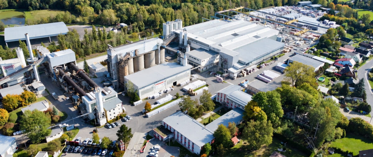 Letecký snímek závodu Lias Liapor
